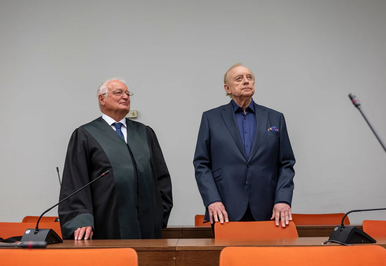 Hans-Joachim Eckert (l) arbeitet auch heute noch vor Gericht. (Archivbild) — © Peter Kneffel/dpa
