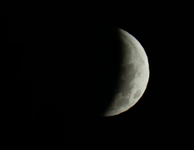 Auch in Bayern war die partielle Mondfinsternis zu sehen. — © Peter Kneffel/dpa