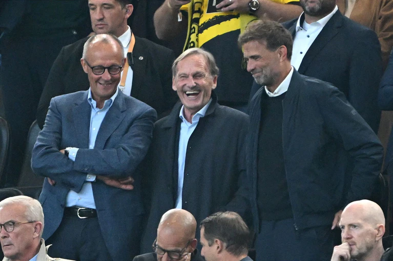 Hochkarätig besetzte Tribüne: Bundeskanzler Friedrich Merz (l), Ligapräsident Hans-Joachim Watzke (M) und Bundestrainer Jürgen Klopp. — © Federico Gambarini/dpa