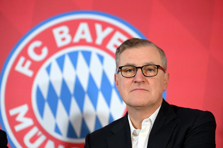 Wusste schon länger über die Erkrankung von Musiala Bescheid: Bayern-Boss Dreesen. (Archivbild)  — © Jens Niering/dpa