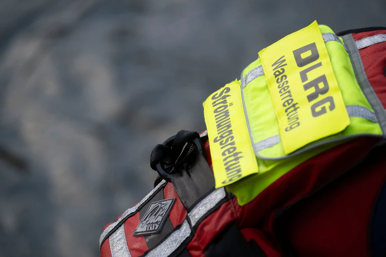 Ein Wasserretter holte den 46-jährigen Mann aus der Strömung der Isar. (Symbolbild) — © Marijan Murat/dpa
