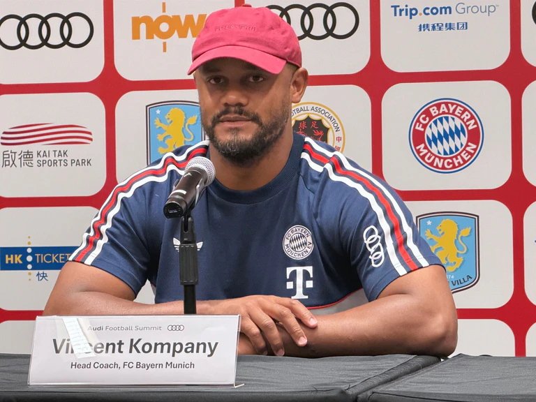 Trainer Vincent Kompany sagt, was ihm besonders gut gefallen hat. — © Christian Kunz/dpa