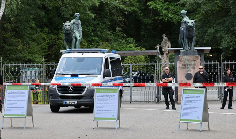 Am 29. Juli 2025 blieb der Tiergarten für Besucherinnen und Besucher geschlossen. Die Polizei sicherte den Eingang zusätzlich. (Archivbild) — © Daniel Löb/dpa