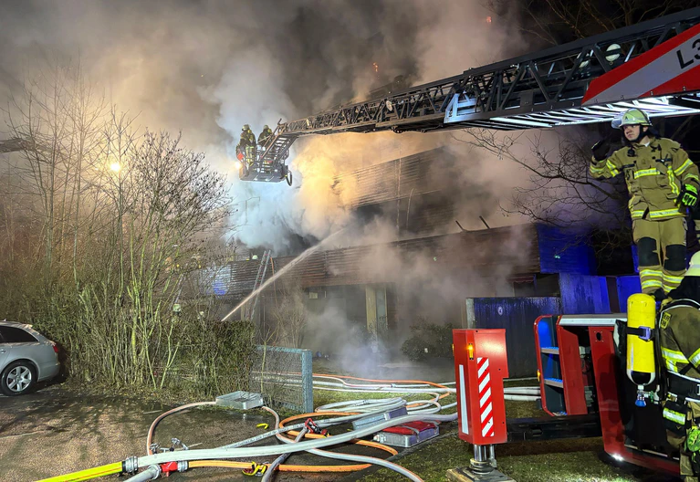 Wegen des Brandes wurden dutzende Bewohner in einer gegenüberliegenden Halle untergebracht.  — © Kevin Weddig/News5/dpa