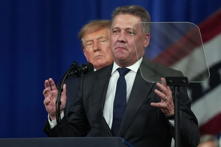 Audi kämpft mit den Folgen einbrechender Absätze in China und den USA - Unternehmenschef Gernot Döllner mit den Folgen eines gemeinsamen Auftritts mit Donald Trump. (Archivbild) — © Mark Schiefelbein/AP/dpa