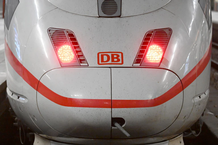 Die Bahn hat auf der ICE-Strecke zwischen München und Berlin eine weitere Engstelle beseitigt. (Symbolbild) — © Felix Hörhager/dpa