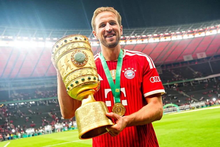 Harry Kane gewann in der vergangenen Saison mit dem FC Bayern München den DFB-Pokal und die deutsche Meisterschaft. — © Michael Kappeler/dpa