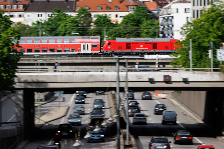 Ein Zug der Südostbayernbahn, wie er zwischen München und Mühldorf im Einsatz ist. (Archivbild) — © Matthias Balk/dpa