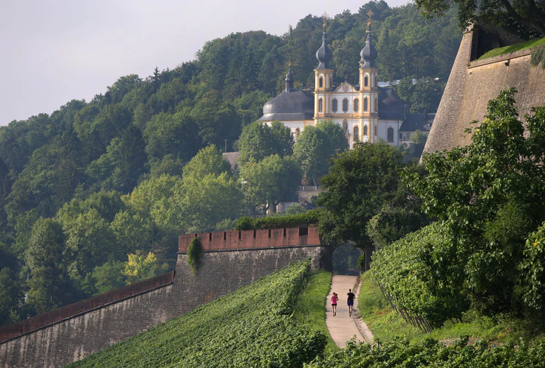 Das Käppele liegt unweit der Festung Marienberg. (Archivbild) — © picture alliance / Karl-Josef Hildenbrand/dpa