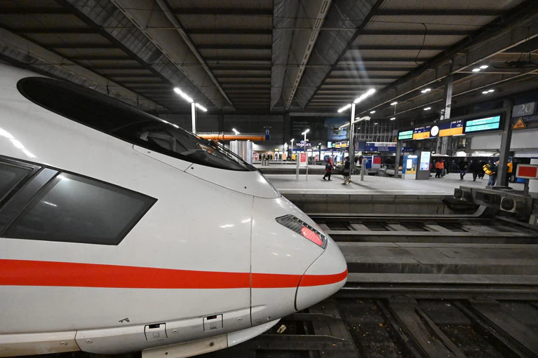 Im Fernverkehr gibt es einige Änderungen. (Symbolbild) — © Felix Hörhager/dpa