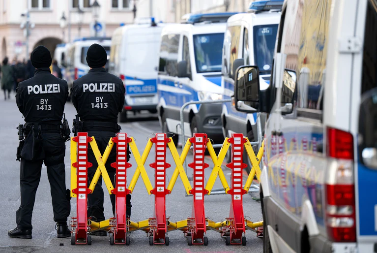 Zur 61. Münchner Sicherheitskonferenz gibt es wieder ein großes Polizeiaufgebot (Archivbild) — © Sven Hoppe/dpa