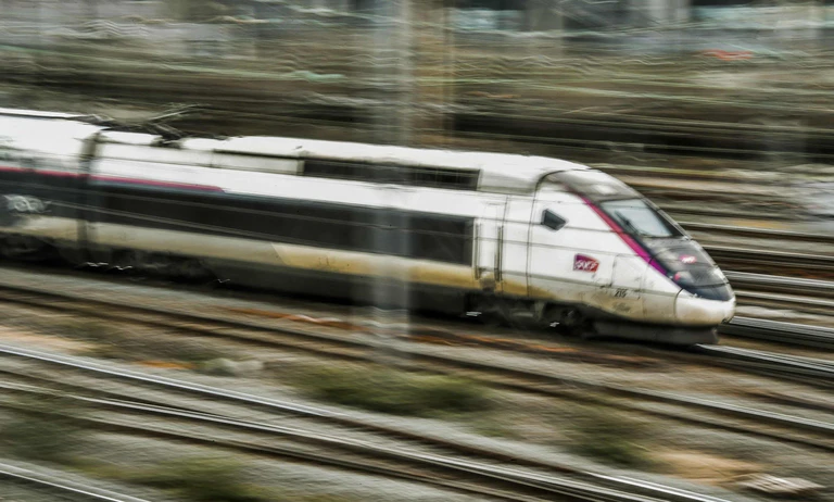 Mit dem TGV kommen Bahnreisende aus München künftig öfter ohne Umsteigen nach Paris - und etwas schneller. (Archivbild) — © Philippe Huguen/AFP/dpa