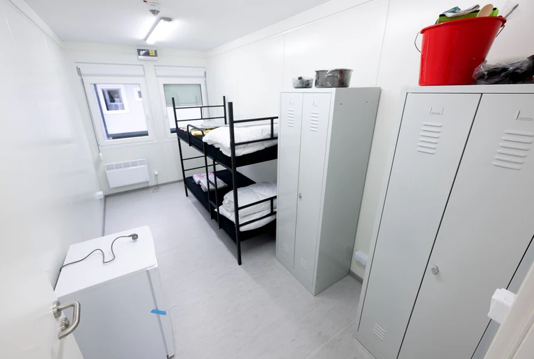 Bayern will besonders Unterkünfte in Hotels oder Notunterkünften abbauen. (Symbolbild) — © Sven Hoppe/dpa