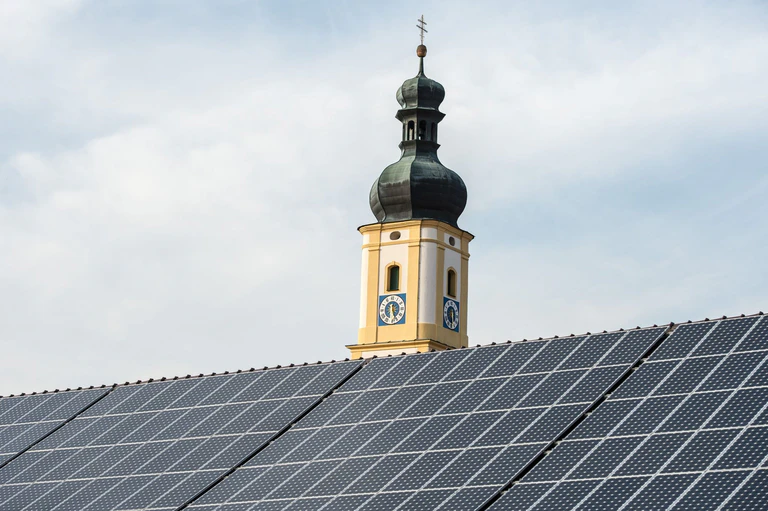 So sollte es nach dem Plan der Staatsregierung bis 2025 auf allen geeigneten staatlichen Dächern aussehen: Solarmodule produzieren klimafreundlichen Strom. (Archivbild) — © picture alliance / dpa