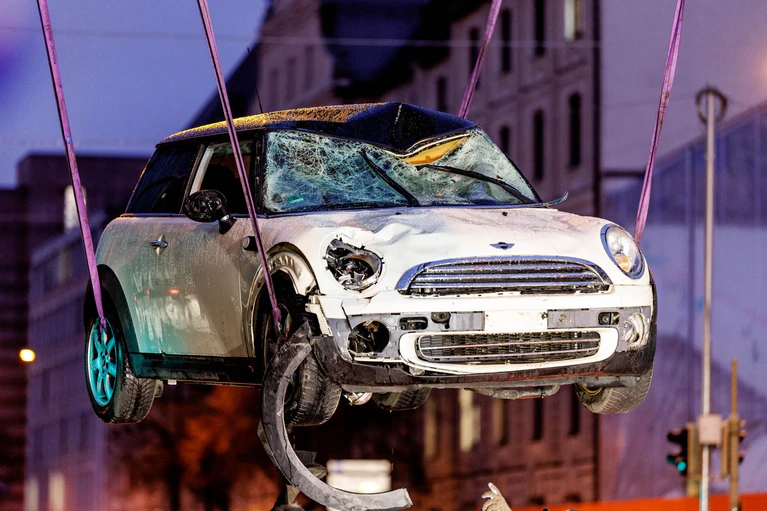 Das zerstörte Auto nach dem Anschlag. (Archivbild) — © Matthias Balk/dpa