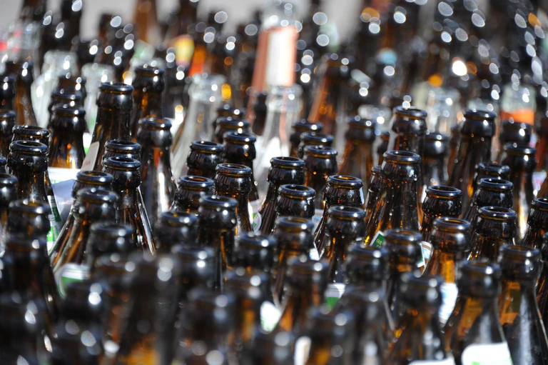 Bier-Pfandflaschen sind in Österreich und Deutschland gleich, das Pfand nicht. (Archivbild) — © picture alliance / Amelie Geiger/dpa