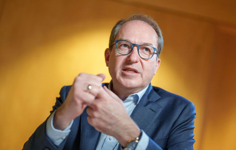 Für Alexander Dobrindt gelten die Grünen als Verhinderer der Karte. (Archivbild) — © Michael Kappeler/dpa