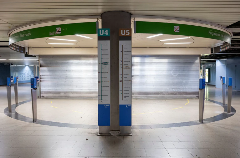 Wegen des Warnstreiks blieben erneut viele Fahrzeuge in den Depots.  — © Peter Kneffel/dpa