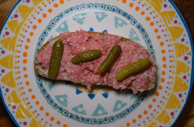 Bestimmte Zwiebelmettwurst-Produkte, die bei Aldi Süd verkauft wurden, können Durchfall-Bakterien enthalten. Der Hersteller Willms Fleisch hat sie am Donnerstag zurückgerufen und vor dem Verzehr gewarnt. (Symbolbild) — © Robert Michael/dpa