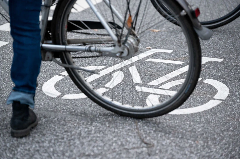 Der Radfahrer stieg von seinem Fahrrad und schlug eine Scheibe des Autos ein. (Symbolbild) — © Jonas Walzberg/dpa