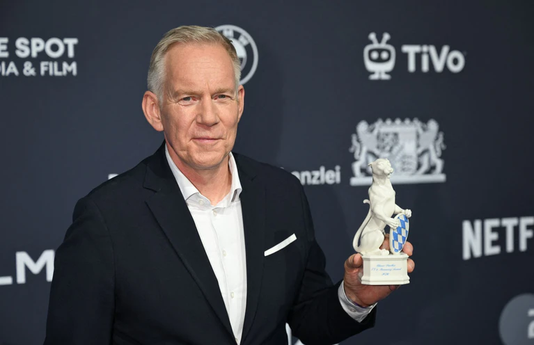 Johannes B. Kerner mit dem Ehrenpreis. — © Felix Hörhager/dpa