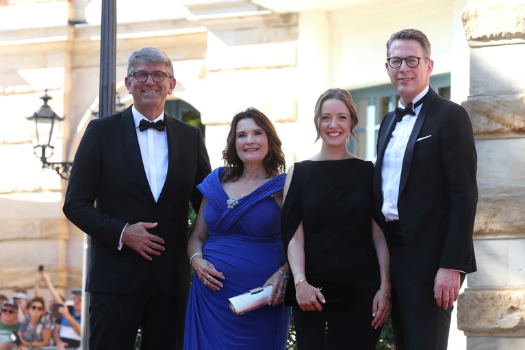 Auf dem roten Teppich: Kulturstaatsminister Weimer, seine Frau Christiane, Bayerns Kunstminister Markus Blume und seine Frau Aurelia (v. l.). (Archivbild) — © Karl-Josef Hildenbrand/dpa