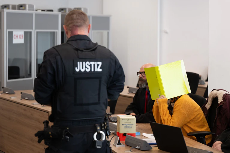 Beim Prozessauftakt Anfang November machte die Angeklagte keine Aussage. (Archivbild) — © Sebastian Kahnert/dpa-Pool/dpa