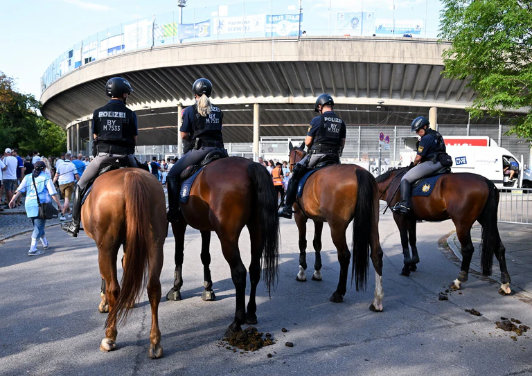 Das Stadtduell wird von einem massiven Polizeiaufgebot begleitet. (Archivbild) — © Sven Hoppe/dpa