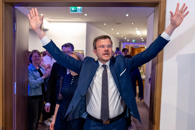 CSU-Politiker Marcus König konnte sich bei der Stichwahl in Nürnberg durchsetzen - vielen anderen Amtsinhabern gelang das nicht. — © Daniel Karmann/dpa