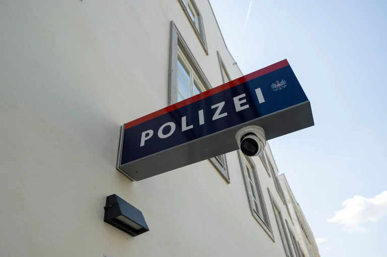 Die Polizei will Verdächtige, die vor dem Hitler-Geburtshaus verweilen, ansprechen und kontrollieren. — © Peter Kneffel/dpa