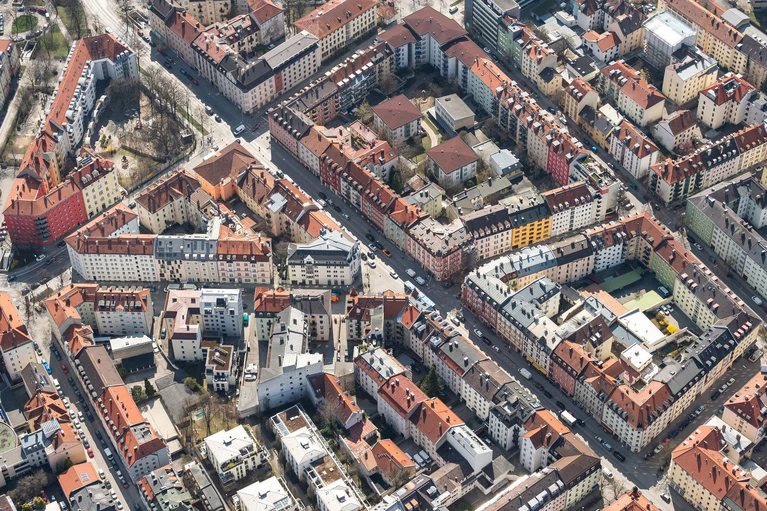 Die Münchner Innenstadt aus der Luft. Die Immobilienumsätze in Bayern sind im vergangenen Jahr erstmals seit 2021 wieder gestiegen. (Archivbild) — © Sina Schuldt/dpa