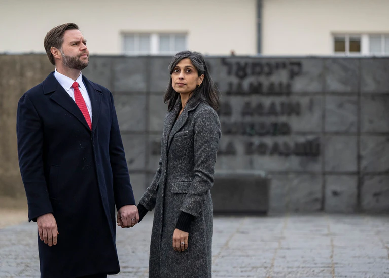 US-Vizepräsident Vance und seine Frau besuchen das KZ Dachau. — © Peter Kneffel/dpa