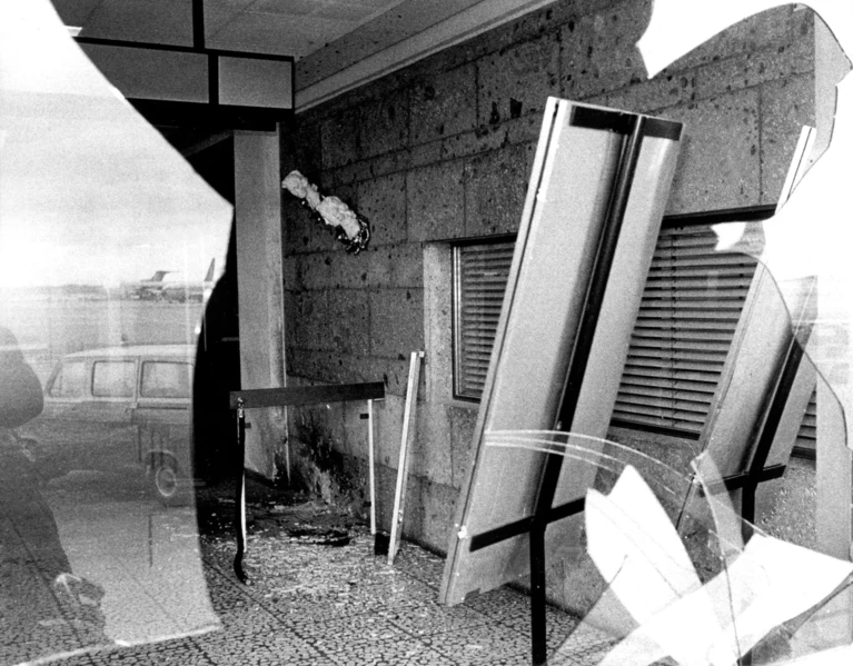 Eine Gedenkstätte erinnert an die Opfer eines Anschlags auf eine israelische Maschine am ehemaligen Münchner Flughafen in Riem am 10. Februar 1970, bei dem ein Mensch starb und elf weitere verletzt wurden. (Archivfoto) — © Gerhard Rauchwetter/dpa