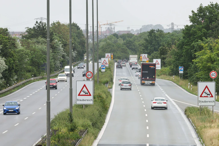 Auf dem Frankenschnellweg staut sich regelmäßig der Verkehr. Die Stadt will das ändern. Gegner halten die Pläne aber für zu kurz gegriffen. — © Daniel Löb/dpa