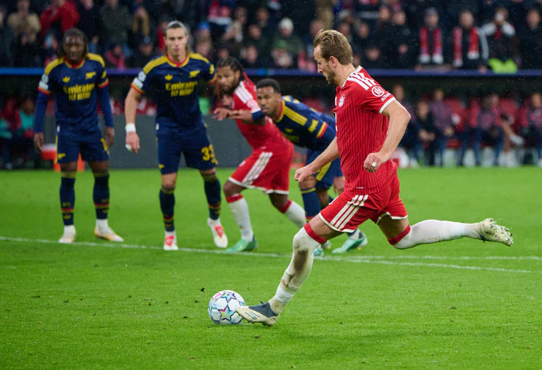 Vom Punkt verwandelt Harry Kane fast immer sicher.  — © Sven Hoppe/dpa