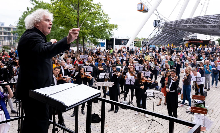Instrumentalunterricht als Luxusgut? Das darf nicht sein, findet Stardirigent Simon Rattle.  — © Sven Hoppe/dpa