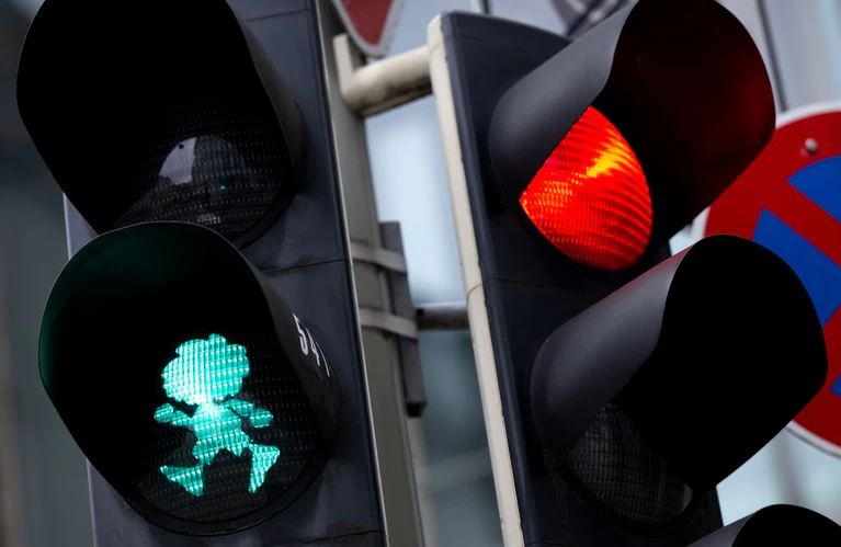 In München schmückt der Pumuckl sogar Ampeln. Nun soll er sogar auf einen Brunnen gehüpft sein - heimlich. (Archivbild) — © Sven Hoppe/dpa