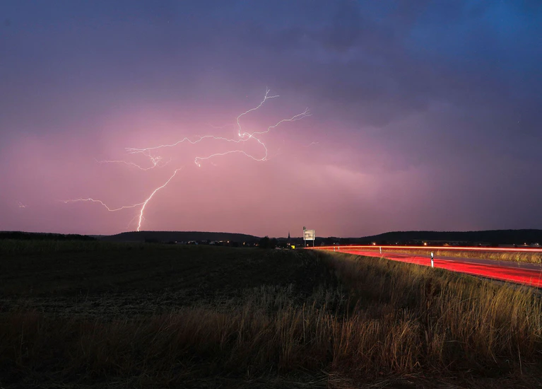 Feiernde mussten den Außenbereich verlassen. (Symbobild)  — © Alexander Wolf/onw-images/dpa
