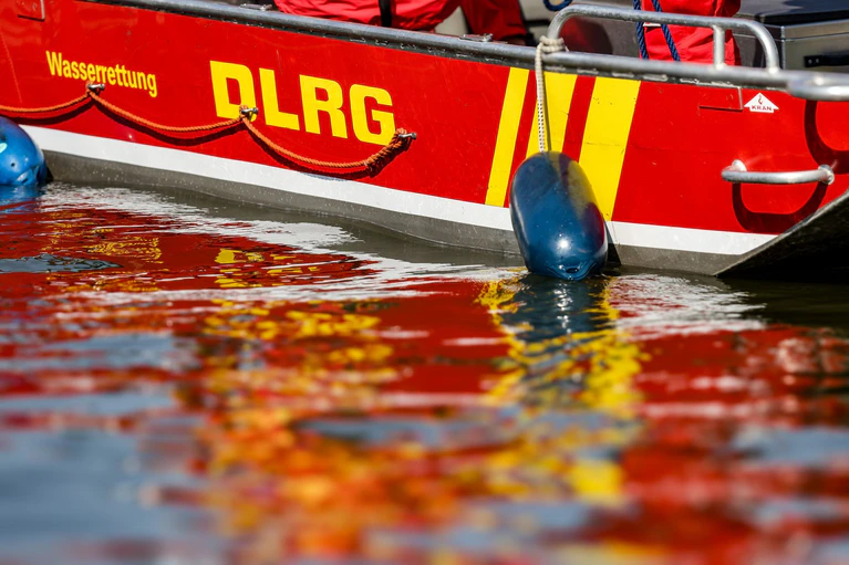 Auch die DLRG war vor Ort im Einsatz. (Symbolbild) — © Christoph Reichwein/dpa