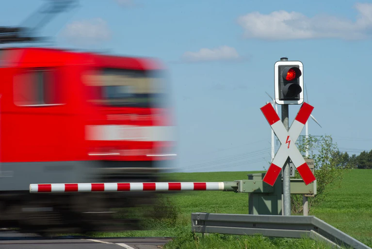 An einem Bahnübergang ist ein Zug mit einem Auto kollidiert. (Symbolbild) — © Patrick Pleul/dpa-Zentralbild/dpa