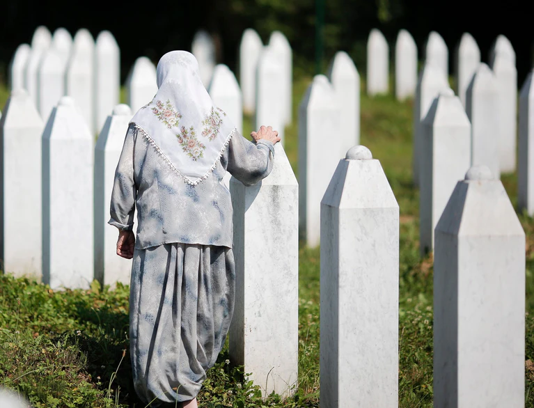 1995 ereignete sich in Sreberenica eines der schlimmsten Kriegsverbrechen in Europa seit dem Zweiten Weltkrieg. Aigner will hier einen Kranz zum Gedenken an die mehr als 8.000 Opfer niederlegen. (Archivbild) — © Valdrin Xhemaj/epa/dpa-tmn