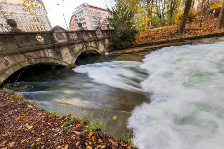 Die berühmte Eisbachwelle in München baut sich nicht mehr auf. Surfen ist dort zurzeit unmöglich. — © Peter Kneffel/dpa