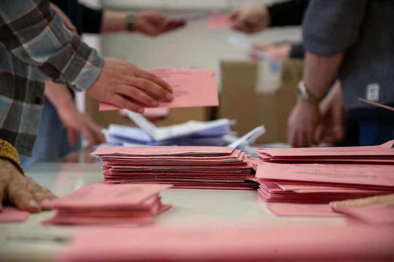 Die CSU geht laut dem endgültigen Ergebnis der Bundestagswahl in Bayern als klarer Sieger hervor. (Archivbild) — © Pia Bayer/dpa