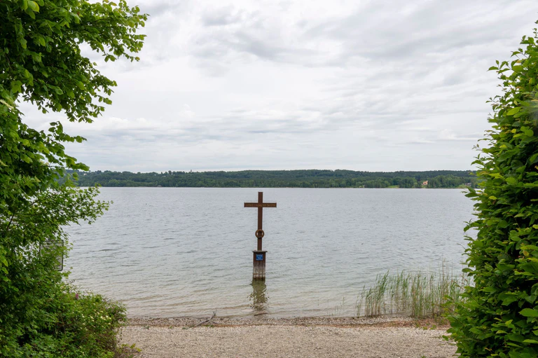 Ein Kreuz im Starnberger See markiert die Stelle, an der König Ludwig II. vor 140 Jahren tot gefunden wurde. — © Peter Kneffel/dpa