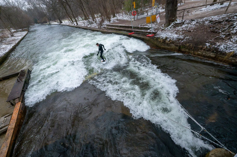 Die Eisbachsurfer haben den aufwendigen Versuch abgesagt. — © Peter Kneffel/dpa