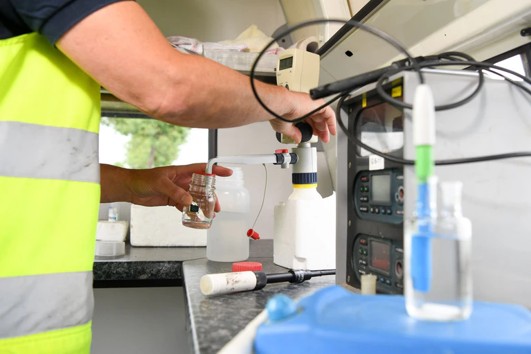 Das Grundwasser wird in Bayern an vielen Messstellen analysiert. (Archivbild)  — © Tobias Hase/dpa