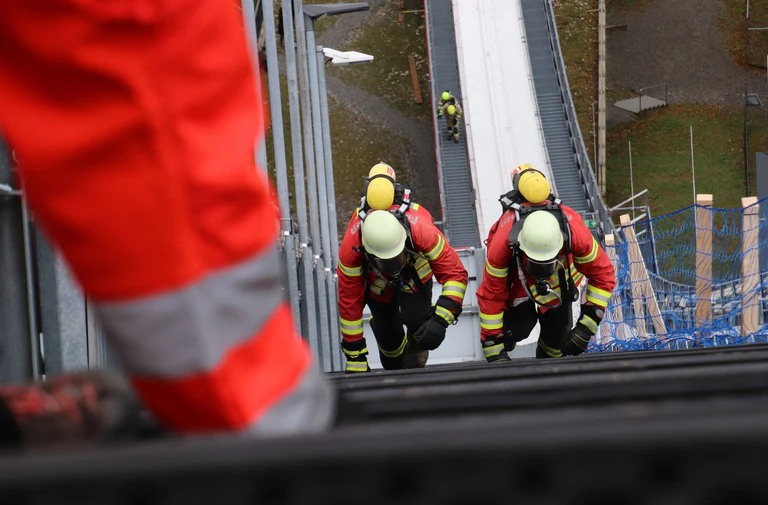Bei einem Schanzenlauf der Feuerwehr in Obersdorf ist ein Teilnehmer gestorben. (Symbolbild) — © Davor Knappmeyer/dpa