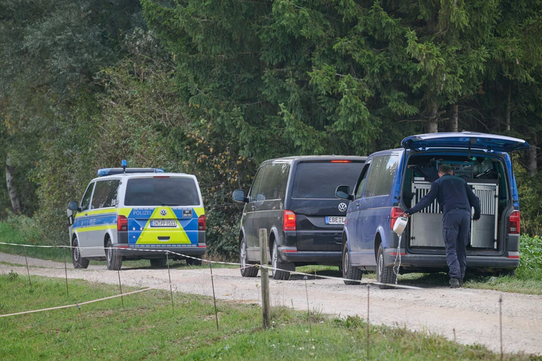 In den Tagen nach der Sichtung hatten Polizisten das Naturschutzgebiet durchkämmt. — © Peter Kneffel/dpa