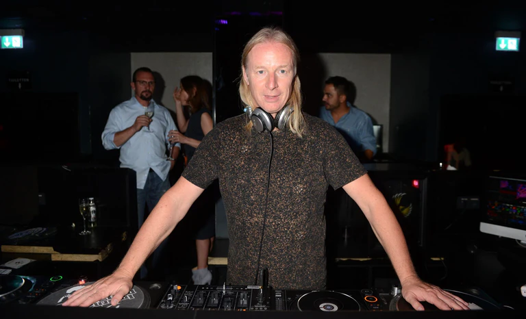 Helmut Josef Geier, berühmt als DJ Hell, hat in «München Beats» einen Kurzauftritt. (Archivbild) — © picture alliance / dpa
