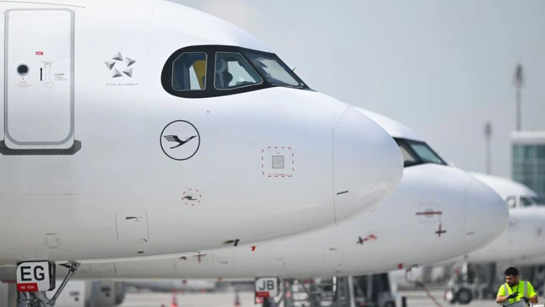 Flugzeuge mussten am Samstagmorgen in München wegen einer Drohnenwarnung kurzzeitig am Boden bleiben. (Symbolbild) — © Sven Hoppe/dpa